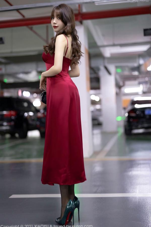 冯雨芝 芝芝  XiaoYu语画界-654-芝芝-猩红吊带礼服黑丝诱惑-车内与私房多场景大尺度写真第8张图片
