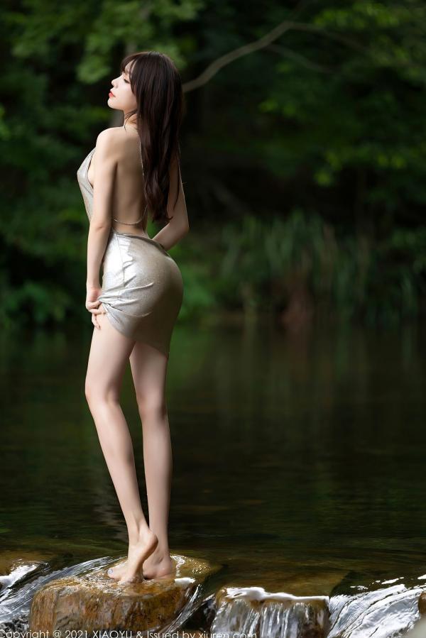 冯雨芝 芝芝  XiaoYu语画界-588-芝芝-户外古韵旗袍写真-性感蕾丝吊带白丝视觉盛宴第11张图片
