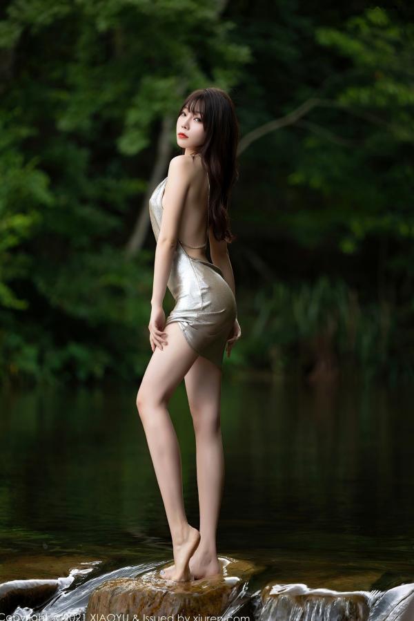 冯雨芝 芝芝  XiaoYu语画界-588-芝芝-户外古韵旗袍写真-性感蕾丝吊带白丝视觉盛宴第12张图片