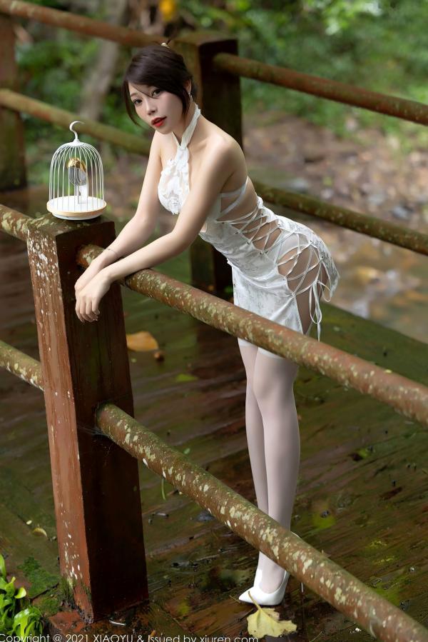 冯雨芝 芝芝  XiaoYu语画界-588-芝芝-户外古韵旗袍写真-性感蕾丝吊带白丝视觉盛宴第30张图片