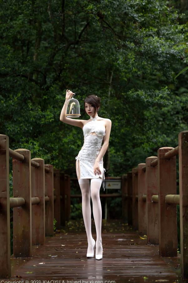 冯雨芝 芝芝  XiaoYu语画界-588-芝芝-户外古韵旗袍写真-性感蕾丝吊带白丝视觉盛宴第34张图片