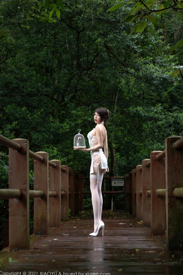 冯雨芝 芝芝  XiaoYu语画界-588-芝芝-户外古韵旗袍写真-性感蕾丝吊带白丝视觉盛宴第36张图片