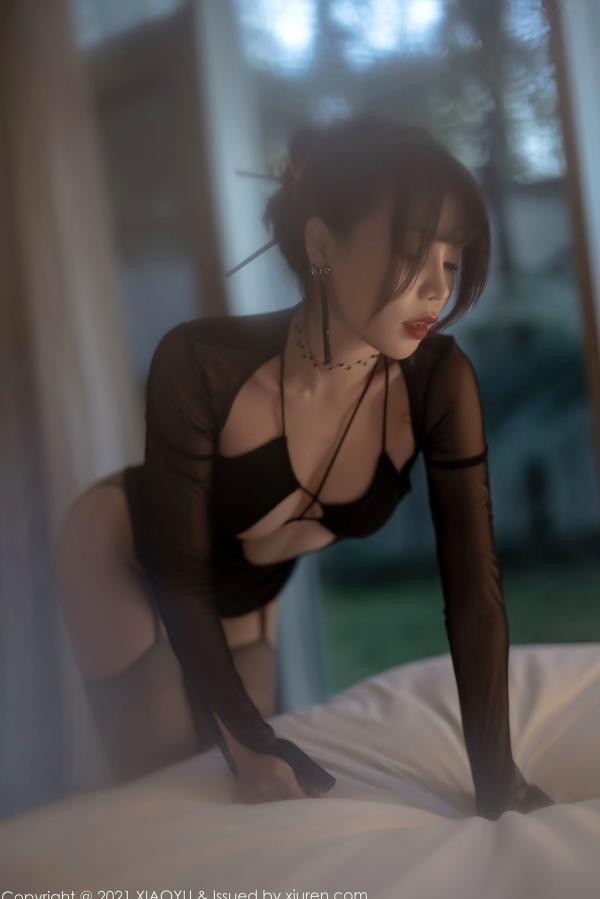 冯雨芝 芝芝  XiaoYu语画界-581-芝芝：黑色透视连体黑丝诱惑，室内私房写真展现极致身材曲线第33张图片