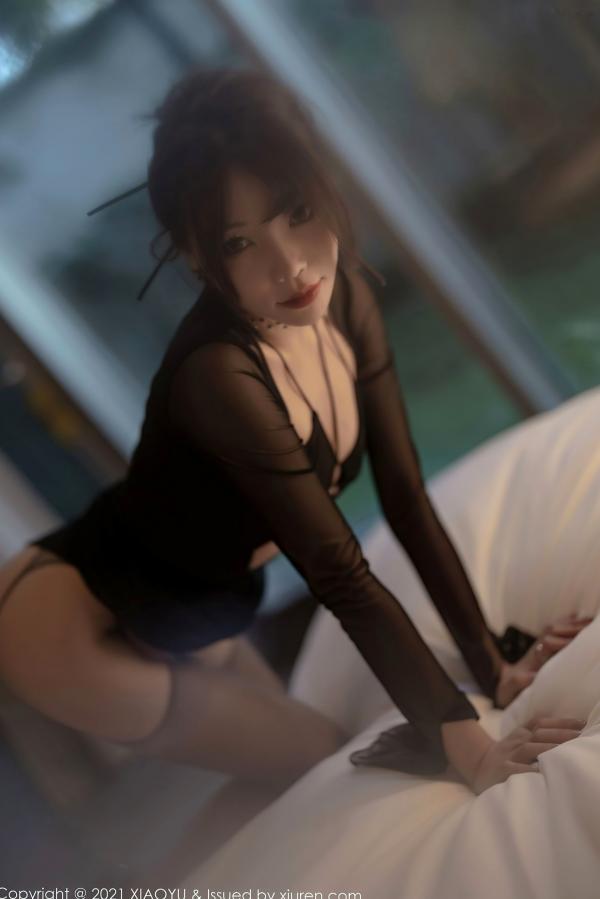 冯雨芝 芝芝  XiaoYu语画界-581-芝芝：黑色透视连体黑丝诱惑，室内私房写真展现极致身材曲线第38张图片