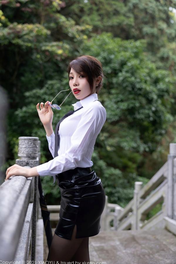 冯雨芝 芝芝  XiaoYu语画界 576期：芝芝户外山涧戏水，白衬衣配皮短裙黑丝长腿，极致诱惑私房美图第38张图片