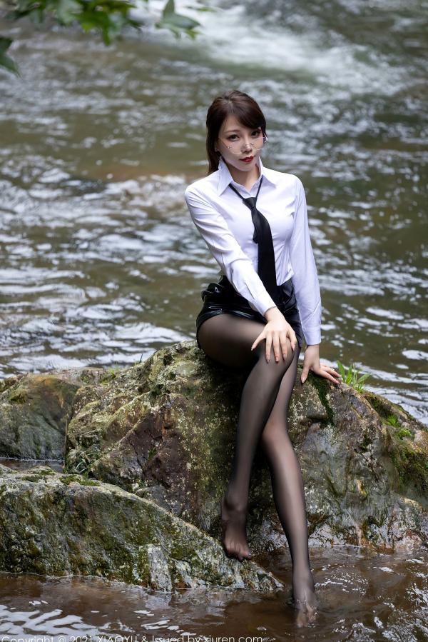 冯雨芝 芝芝  XiaoYu语画界 576期：芝芝户外山涧戏水，白衬衣配皮短裙黑丝长腿，极致诱惑私房美图第47张图片