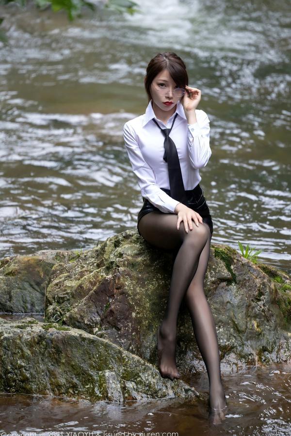 冯雨芝 芝芝  XiaoYu语画界 576期：芝芝户外山涧戏水，白衬衣配皮短裙黑丝长腿，极致诱惑私房美图第48张图片