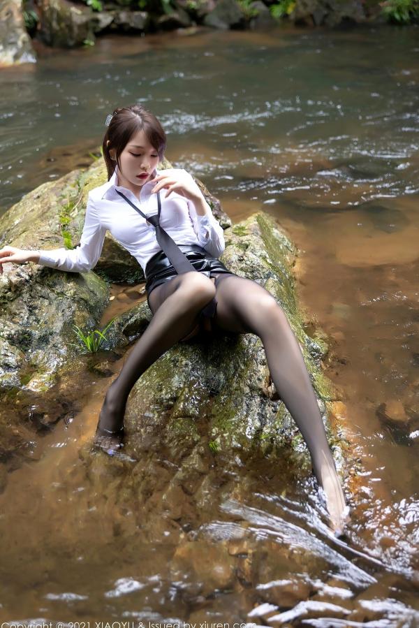 冯雨芝 芝芝  XiaoYu语画界 576期：芝芝户外山涧戏水，白衬衣配皮短裙黑丝长腿，极致诱惑私房美图第58张图片