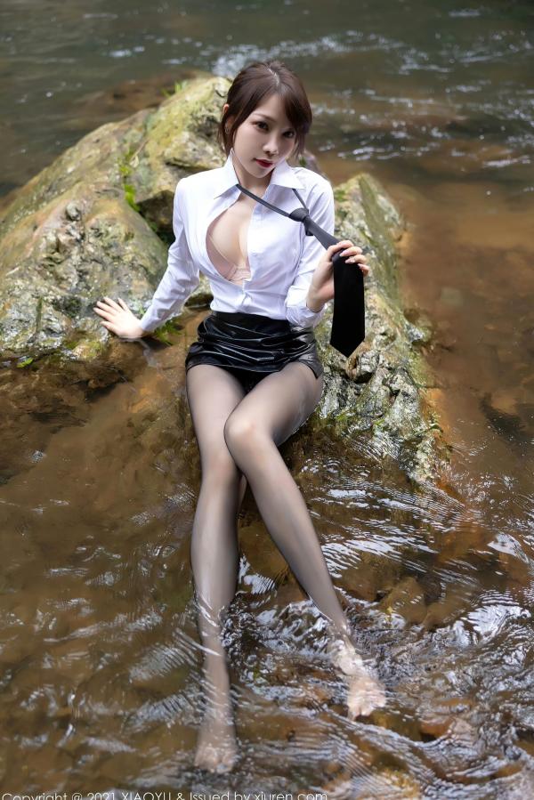 冯雨芝 芝芝  XiaoYu语画界 576期：芝芝户外山涧戏水，白衬衣配皮短裙黑丝长腿，极致诱惑私房美图第59张图片