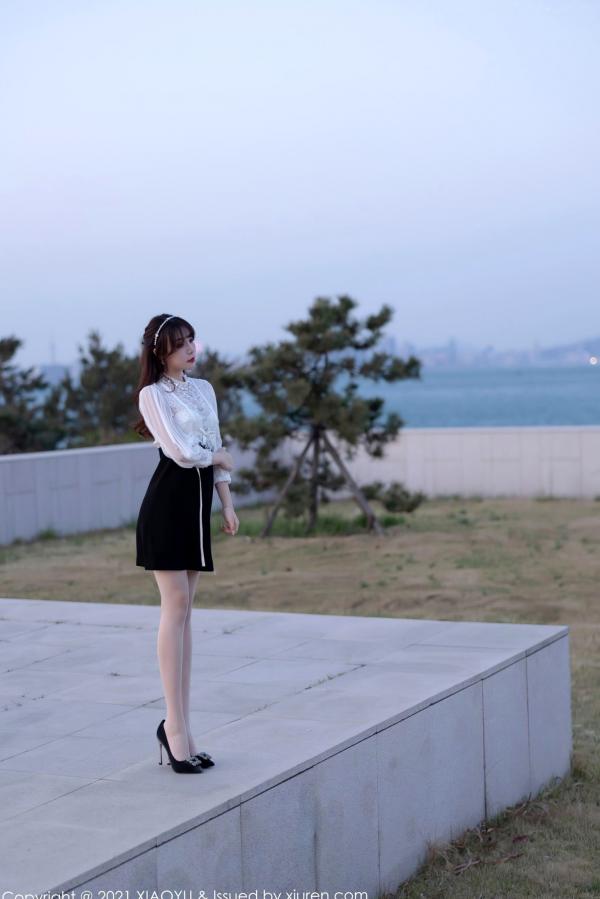 冯雨芝 芝芝  XiaoYu语画界-534-芝芝-青岛旅拍-白丝裤袜与内衣职场装-私房街拍大尺度展现极致曲线第2张图片