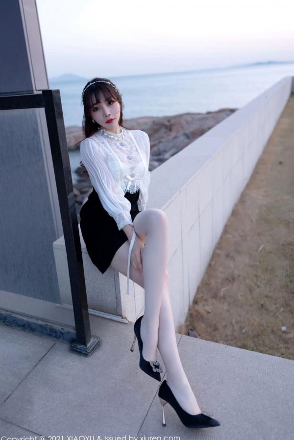 冯雨芝 芝芝  XiaoYu语画界-534-芝芝-青岛旅拍-白丝裤袜与内衣职场装-私房街拍大尺度展现极致曲线第4张图片
