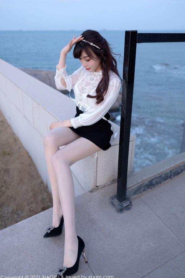 冯雨芝 芝芝  XiaoYu语画界-534-芝芝-青岛旅拍-白丝裤袜与内衣职场装-私房街拍大尺度展现极致曲线第5张图片