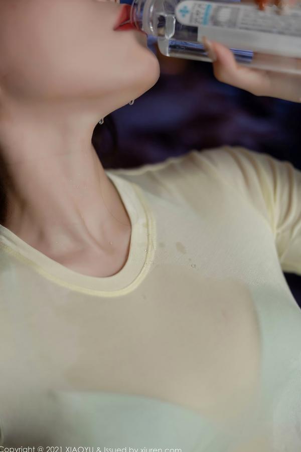 冯雨芝 芝芝  XiaoYu语画界-517-芝芝：简约白色紧身装勾勒曼妙曲线，室内唯美写实大尺度诱惑私房套图，尽显女神修长身姿第28张图片