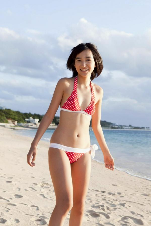 保田真愛 保田真爱  保田真爱清纯比基尼海边写真实拍，短发少女的清新夏季诱惑第18张图片
