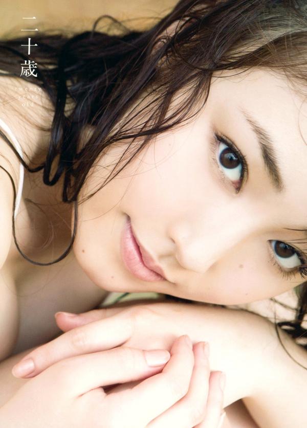 譜久村聖 谱久村圣  早安少女组谱久村圣《二十岁》写真集：海边车站漫步与私房居家慵懒时光，尽显清纯气质与性感诱惑第1张图片