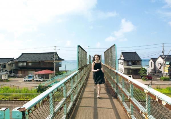 譜久村聖 谱久村圣  早安少女组谱久村圣《二十岁》写真集：海边车站漫步与私房居家慵懒时光，尽显清纯气质与性感诱惑第3张图片