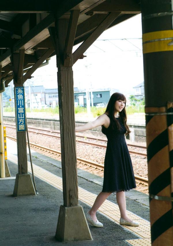 譜久村聖 谱久村圣  早安少女组谱久村圣《二十岁》写真集：海边车站漫步与私房居家慵懒时光，尽显清纯气质与性感诱惑第4张图片