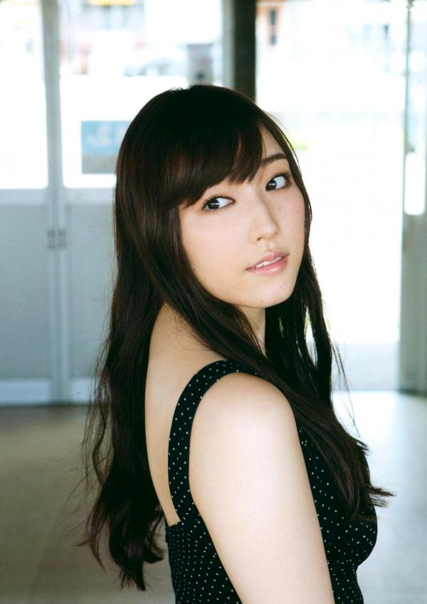 譜久村聖 谱久村圣  早安少女组谱久村圣《二十岁》写真集：海边车站漫步与私房居家慵懒时光，尽显清纯气质与性感诱惑第5张图片