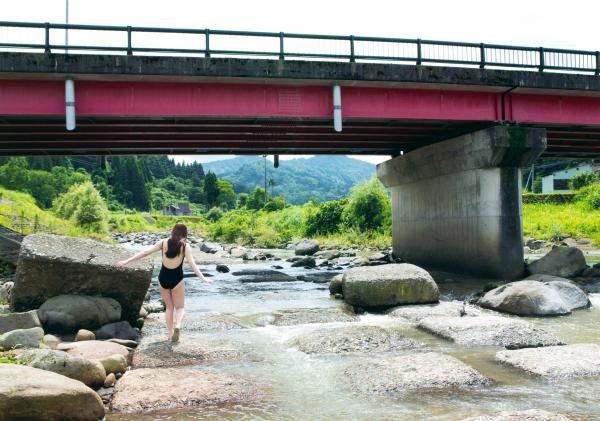 譜久村聖 谱久村圣  早安少女组谱久村圣《二十岁》写真集：海边车站漫步与私房居家慵懒时光，尽显清纯气质与性感诱惑第6张图片