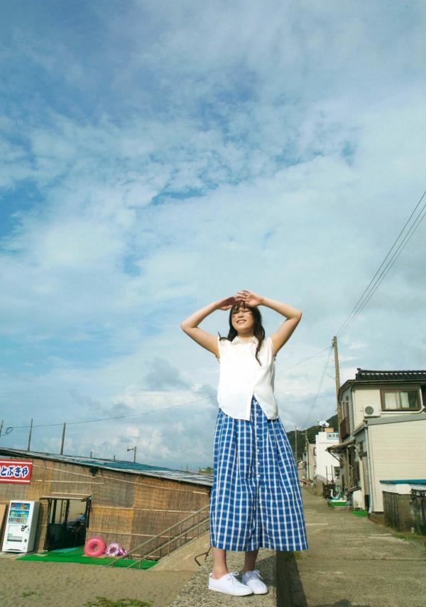 譜久村聖 谱久村圣  早安少女组谱久村圣《二十岁》写真集：海边车站漫步与私房居家慵懒时光，尽显清纯气质与性感诱惑第13张图片