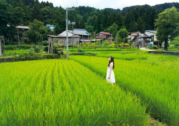 譜久村聖 谱久村圣  早安少女组谱久村圣《二十岁》写真集：海边车站漫步与私房居家慵懒时光，尽显清纯气质与性感诱惑第24张图片
