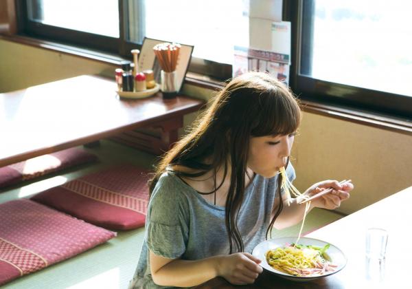 譜久村聖 谱久村圣  早安少女组谱久村圣《二十岁》写真集：海边车站漫步与私房居家慵懒时光，尽显清纯气质与性感诱惑第27张图片