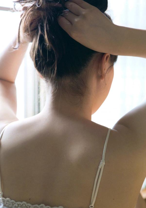 譜久村聖 谱久村圣  早安少女组谱久村圣《二十岁》写真集：海边车站漫步与私房居家慵懒时光，尽显清纯气质与性感诱惑第39张图片