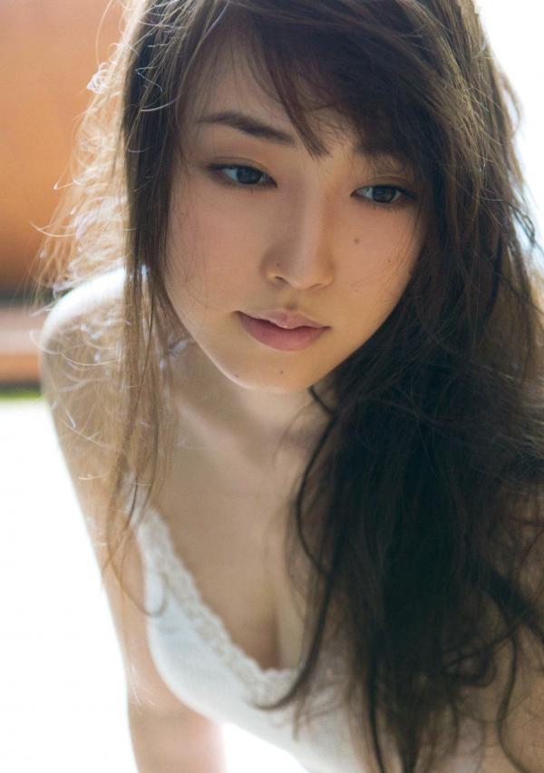 譜久村聖 谱久村圣  早安少女组谱久村圣《二十岁》写真集：海边车站漫步与私房居家慵懒时光，尽显清纯气质与性感诱惑第41张图片