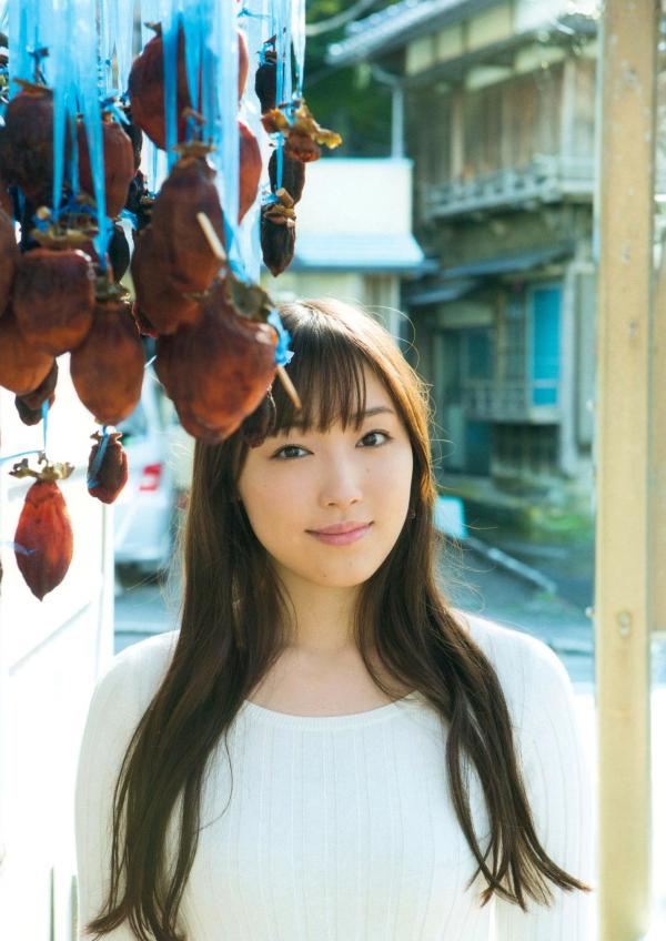 譜久村聖 谱久村圣  早安少女组谱久村圣《二十岁》写真集：海边车站漫步与私房居家慵懒时光，尽显清纯气质与性感诱惑第47张图片