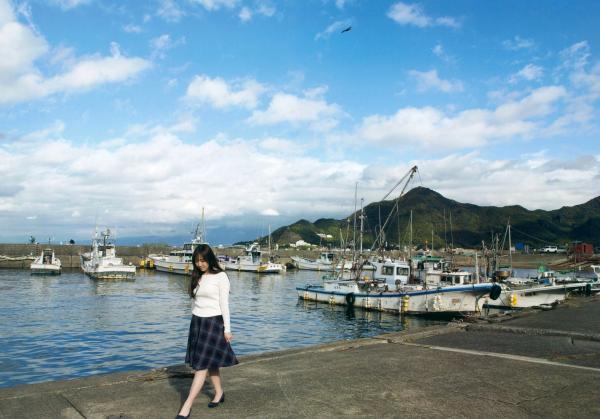 譜久村聖 谱久村圣  早安少女组谱久村圣《二十岁》写真集：海边车站漫步与私房居家慵懒时光，尽显清纯气质与性感诱惑第48张图片