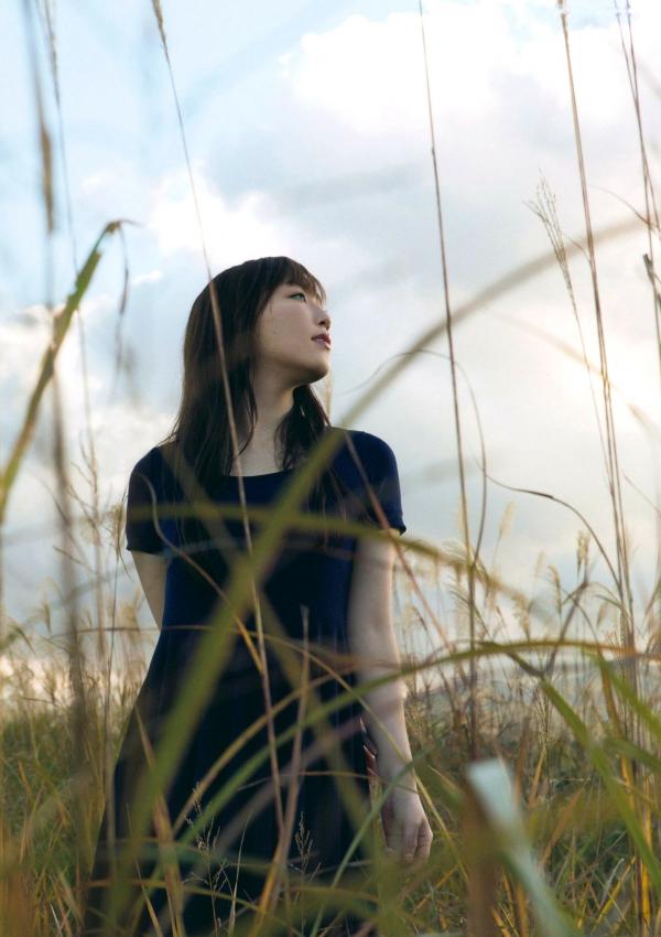 譜久村聖 谱久村圣  早安少女组谱久村圣《二十岁》写真集：海边车站漫步与私房居家慵懒时光，尽显清纯气质与性感诱惑第59张图片