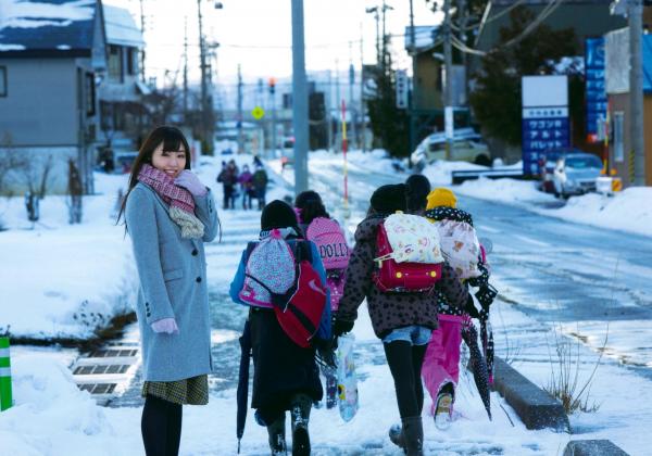 譜久村聖 谱久村圣  早安少女组谱久村圣《二十岁》写真集：海边车站漫步与私房居家慵懒时光，尽显清纯气质与性感诱惑第68张图片