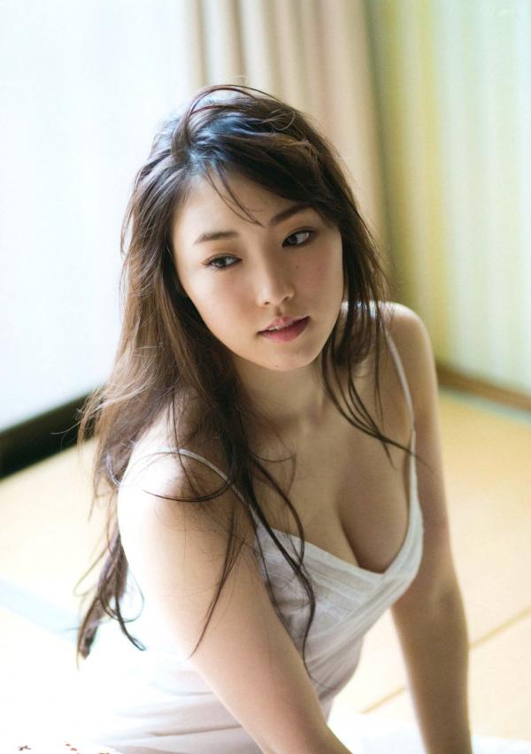 譜久村聖 谱久村圣  早安少女组谱久村圣《二十岁》写真集：海边车站漫步与私房居家慵懒时光，尽显清纯气质与性感诱惑第73张图片