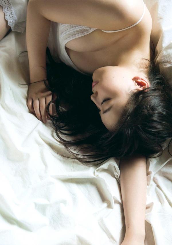 譜久村聖 谱久村圣  早安少女组谱久村圣《二十岁》写真集：海边车站漫步与私房居家慵懒时光，尽显清纯气质与性感诱惑第75张图片