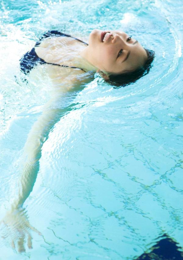 譜久村聖 谱久村圣  早安少女组谱久村圣《二十岁》写真集：海边车站漫步与私房居家慵懒时光，尽显清纯气质与性感诱惑第91张图片