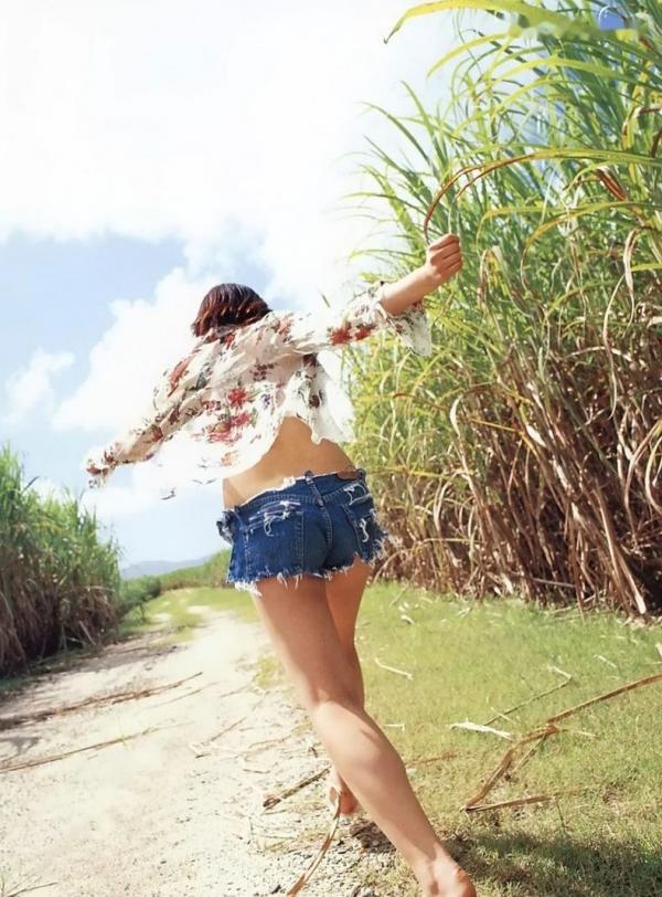 三津谷葉子 三津谷叶子  PB写真集_三津谷叶子《On The Way》[90P]_魅力户外比基尼与慵懒室内私房写真，极致诱惑身材特写第5张图片