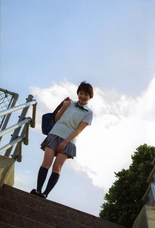宮本佳林 宫本佳林  宮本佳林《Karin sixteen》写真集，清纯校服与清新居家风格，记录十六岁少女灵动之美第2张图片