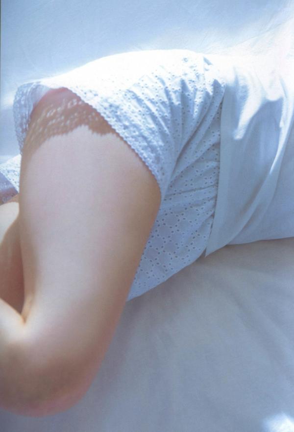 宮本佳林 宫本佳林  宮本佳林《Karin sixteen》写真集，清纯校服与清新居家风格，记录十六岁少女灵动之美第20张图片
