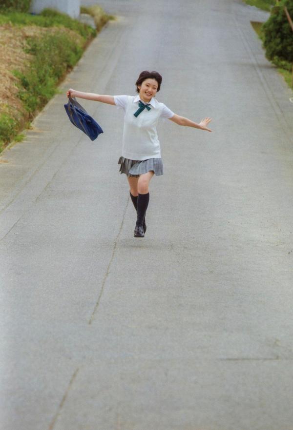 宮本佳林 宫本佳林  宮本佳林《Karin sixteen》写真集，清纯校服与清新居家风格，记录十六岁少女灵动之美第45张图片