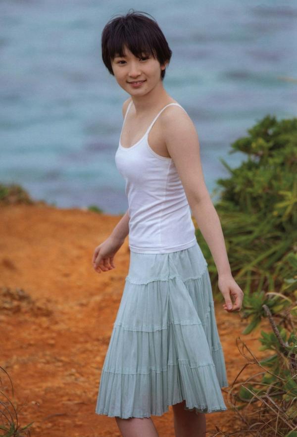 宮本佳林 宫本佳林  宮本佳林《Karin sixteen》写真集，清纯校服与清新居家风格，记录十六岁少女灵动之美第49张图片