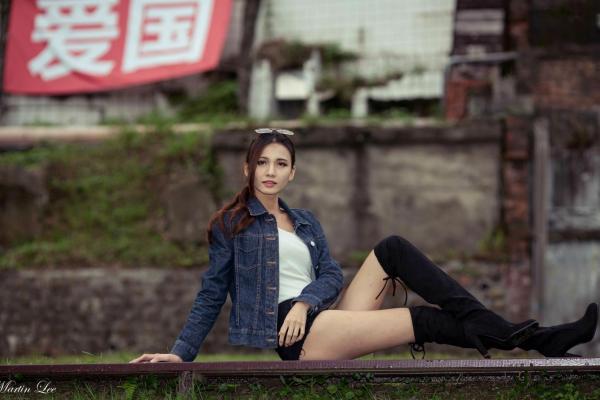 蔡譯心 蔡译心  台湾正妹蔡译心《宝藏岩》时尚街拍写真，百变风格演绎户外休闲穿搭，尽显高挑女神范第1张图片