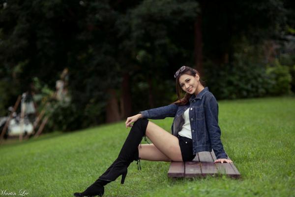 蔡譯心 蔡译心  台湾正妹蔡译心《宝藏岩》时尚街拍写真，百变风格演绎户外休闲穿搭，尽显高挑女神范第6张图片