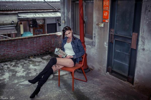 蔡譯心 蔡译心  台湾正妹蔡译心《宝藏岩》时尚街拍写真，百变风格演绎户外休闲穿搭，尽显高挑女神范第21张图片