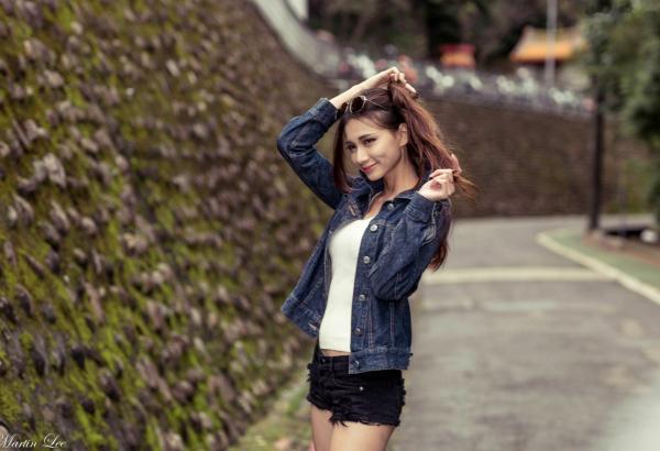 蔡譯心 蔡译心  台湾正妹蔡译心《宝藏岩》时尚街拍写真，百变风格演绎户外休闲穿搭，尽显高挑女神范第40张图片