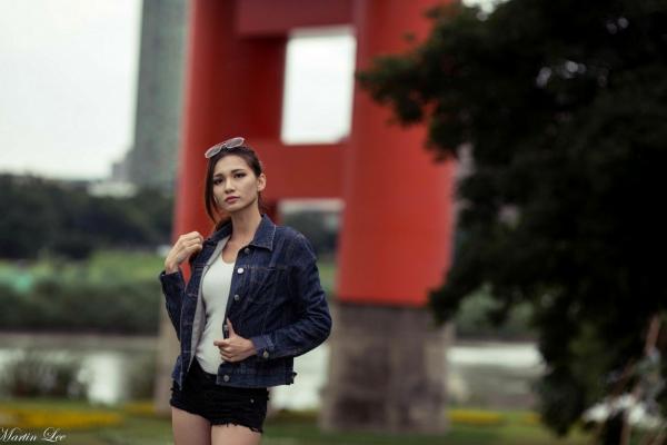 蔡譯心 蔡译心  台湾正妹蔡译心《宝藏岩》时尚街拍写真，百变风格演绎户外休闲穿搭，尽显高挑女神范第54张图片