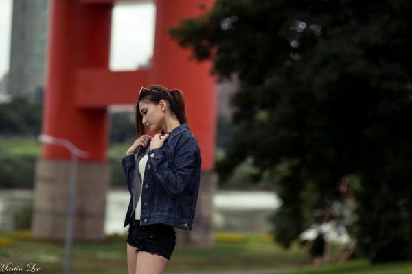 蔡譯心 蔡译心  台湾正妹蔡译心《宝藏岩》时尚街拍写真，百变风格演绎户外休闲穿搭，尽显高挑女神范第55张图片