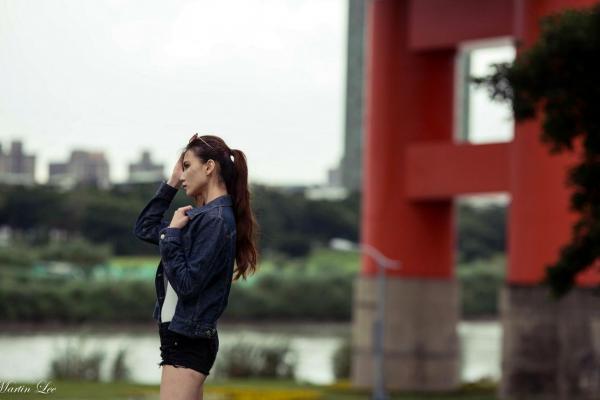 蔡譯心 蔡译心  台湾正妹蔡译心《宝藏岩》时尚街拍写真，百变风格演绎户外休闲穿搭，尽显高挑女神范第56张图片