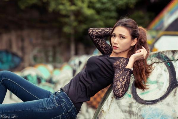 蔡譯心 蔡译心  台湾正妹蔡译心《宝藏岩》时尚街拍写真，百变风格演绎户外休闲穿搭，尽显高挑女神范第69张图片