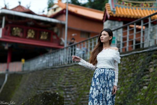 蔡譯心 蔡译心  台湾正妹蔡译心《宝藏岩》时尚街拍写真，百变风格演绎户外休闲穿搭，尽显高挑女神范第82张图片