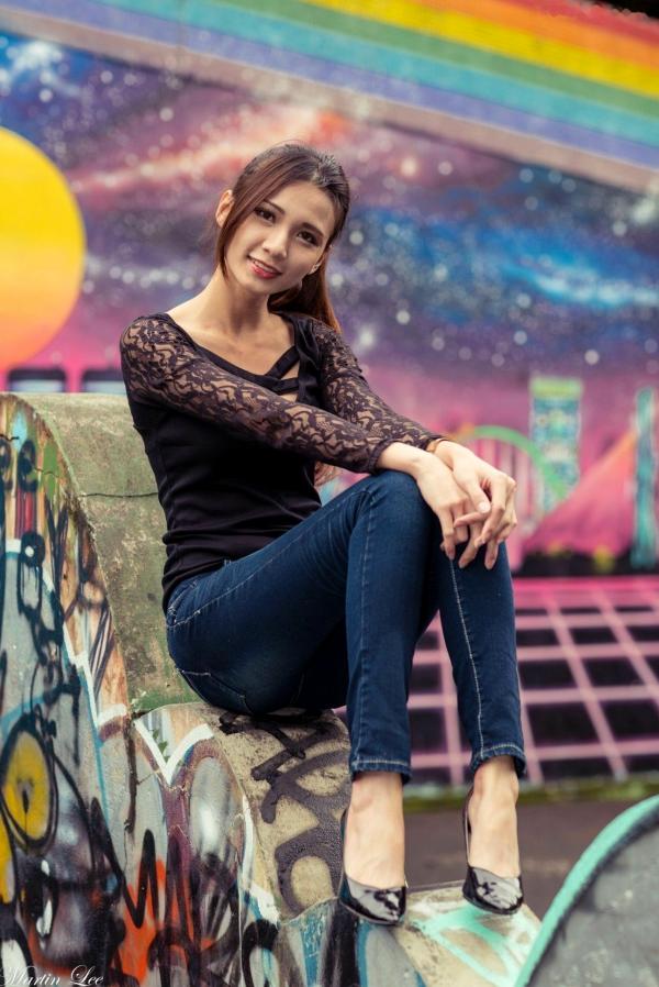 蔡譯心 蔡译心  台湾正妹蔡译心《宝藏岩》时尚街拍写真，百变风格演绎户外休闲穿搭，尽显高挑女神范第92张图片